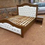 Lit bois rouge capitonné