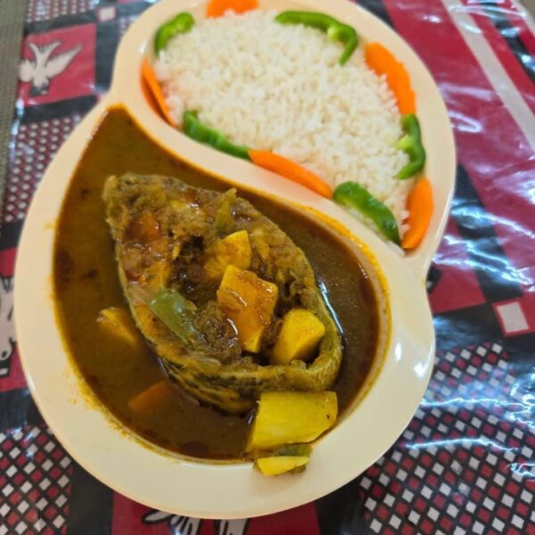 Riz sauce arachide et poisson