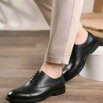 Soulier cuir intérieur et extérieur. Semelle gomme