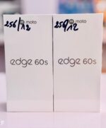 Motorola edge 60S Le Motorola Edge 60s est un smartphone 5G sorti en 2025, caractérisé par un design fin, un écran P-OLED de 6,67 pouces (1220x2712 px) et une grande batterie. Propulsé par le chipset MediaTek Dimensity 7400, il offre 12 Go de RAM, une double caméra 50 MP, et une charge rapide 68 W, le tout sous Android 15. Caractéristiques principales : Écran : 6.67" pOLED 1220p, 446 ppi, 144Hz (attendu). Processeur : MediaTek Dimensity 7400 (4 nm). Mémoire et stockage : 12 Go RAM + 256 Go ou 512 Go de stockage. Appareil photo : Principal 50 MP (OIS) + Ultra-large 13 MP / Selfie 32 MP. Batterie : 5000 mAh à 5500 mAh avec charge filaire 68W. Sécurité : Capteur d'empreintes sous l'écran, IP68/IP69 pour la protection contre l'eau. Le Motorola Edge 60s se positionne comme un milieu de gamme élégant, souvent doté d'une finition en similicuir ou en polymère de silicone, avec un focus sur la finesse (environ 8.2 mm) et la performance énergétique. La série comprend également le Motorola Edge 60 standard et d'autres variantes. – Image 3