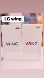 Le LG Wing 5G est un smartphone innovant doté d'un écran rotatif unique, formant un "T" pour révéler un deuxième écran de 3,9 pouces sous un écran principal OLED de 6,8 pouces. Sorti en 2020 avec la 5G, il offre un triple appareil photo de 64 MP avec un mode "gimbal" (stabilisateur) vidéo, 8 Go de RAM, et un processeur Snapdragon 765G. Caractéristiques principales : Design Rotatif (Swivel) : L'écran principal pivote à 90 degrés pour le multitâche (vidéo en haut, contrôles en bas). Écrans : Principal de 6,8" P-OLED (1080 x 2460) et secondaire de 3,9" OLED. Appareil Photo : Capteur principal 64 MP (OIS), ultra-grand-angle 13 MP, et un ultra-grand-angle "gimbal" dédié de 12 MP pour une stabilisation vidéo supérieure. Caméra selfie rétractable de 32 MP. Performances : Processeur Qualcomm Snapdragon 765G 5G, 8 Go de RAM, et 256 Go de stockage (extensible via microSD). Batterie et Poids : 4 000 mAh. Poids de 260g (considéré comme lourd). Logiciel : Lancé sous Android 10, mis à jour jusqu'à Android 12. YouTube YouTube +6 Bien qu'il offre une expérience unique pour la création de contenu vidéo et le multitâche, c'était le dernier téléphone phare de la division mobile de LG avant sa fermeture. Il est principalement apprécié aujourd'hui pour son aspect innovant et ses capacités de prise de vue – Image 4