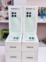 Honor x6C Le Honor X6c (128 Go) est un smartphone 4G d'entrée de gamme doté d'un écran 6,61" TFT LCD (120 Hz), du processeur MediaTek Helio G81 Ultra, et de 6 Go de RAM. Il se distingue par une batterie de 5300 mAh, une charge 35W et un capteur photo principal de 50 MP. Il tourne sous MagicOS 9 (Android 15). HONOR HONOR +4 Caractéristiques Principales : Stockage/RAM : 128 Go ROM + 6 Go RAM (extensible). Écran : 6,61 pouces, résolution HD+, taux de rafraîchissement 120 Hz. Appareil Photo : Capteur principal 50 MP (arrière), caméra selfie 5 MP. Batterie/Charge : 5300 mAh avec charge rapide 35W. Processeur : MediaTek Helio G81 Ultra. Système : Android 15 avec interface MagicOS 9.0. Connectivité : 4G, Dual SIM, USB Type-C , WhatsApp 70345161 – Image 2
