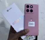 Motorola edge 60S Le Motorola Edge 60s est un smartphone 5G sorti en 2025, caractérisé par un design fin, un écran P-OLED de 6,67 pouces (1220x2712 px) et une grande batterie. Propulsé par le chipset MediaTek Dimensity 7400, il offre 12 Go de RAM, une double caméra 50 MP, et une charge rapide 68 W, le tout sous Android 15. Caractéristiques principales : Écran : 6.67" pOLED 1220p, 446 ppi, 144Hz (attendu). Processeur : MediaTek Dimensity 7400 (4 nm). Mémoire et stockage : 12 Go RAM + 256 Go ou 512 Go de stockage. Appareil photo : Principal 50 MP (OIS) + Ultra-large 13 MP / Selfie 32 MP. Batterie : 5000 mAh à 5500 mAh avec charge filaire 68W. Sécurité : Capteur d'empreintes sous l'écran, IP68/IP69 pour la protection contre l'eau. Le Motorola Edge 60s se positionne comme un milieu de gamme élégant, souvent doté d'une finition en similicuir ou en polymère de silicone, avec un focus sur la finesse (environ 8.2 mm) et la performance énergétique. La série comprend également le Motorola Edge 60 standard et d'autres variantes.